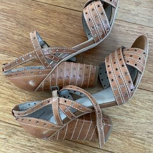 Hinge Tan Sandals heeled - size 8